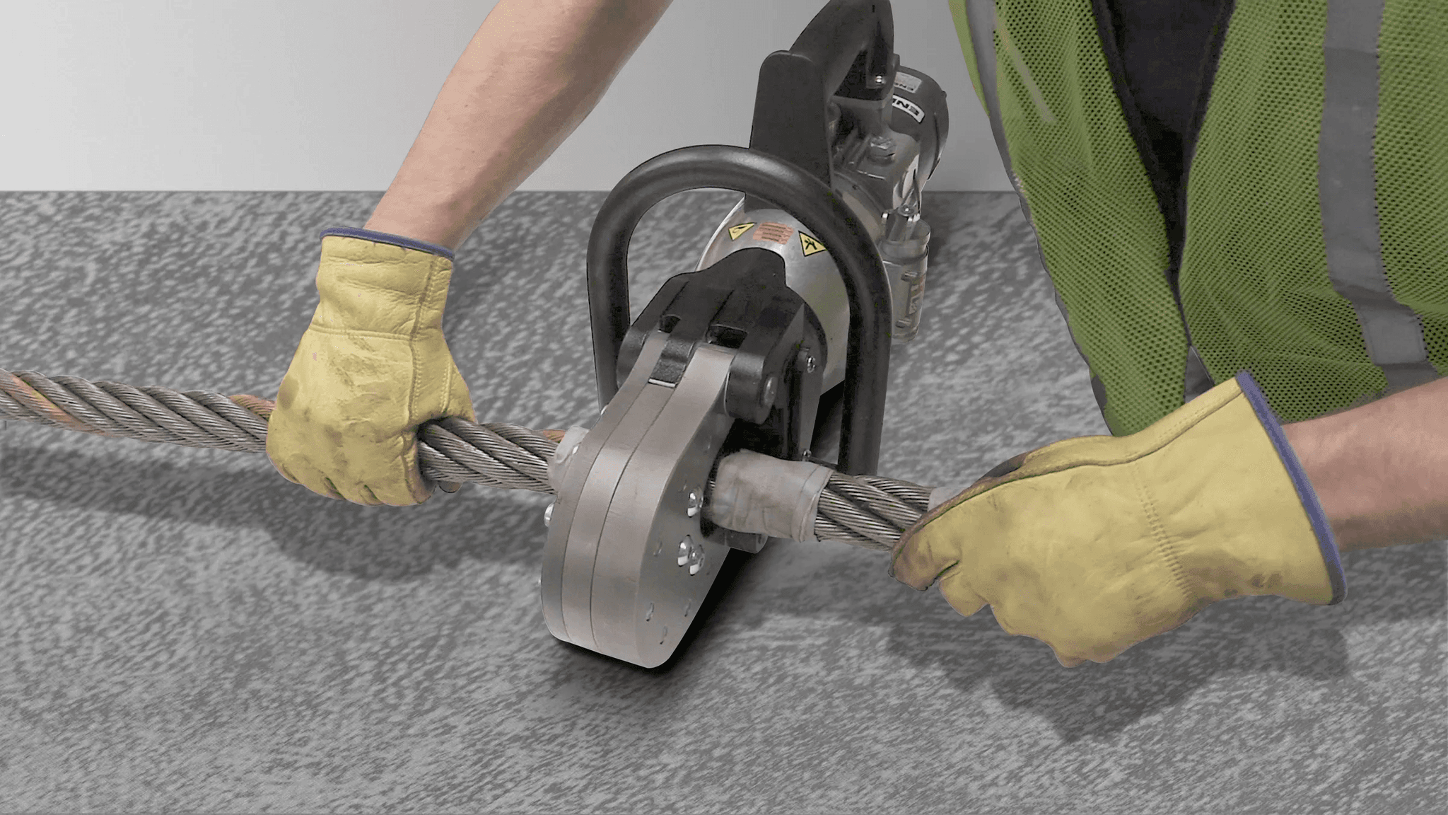 Schneidgerät beim dicken Drahtseil schneiden.