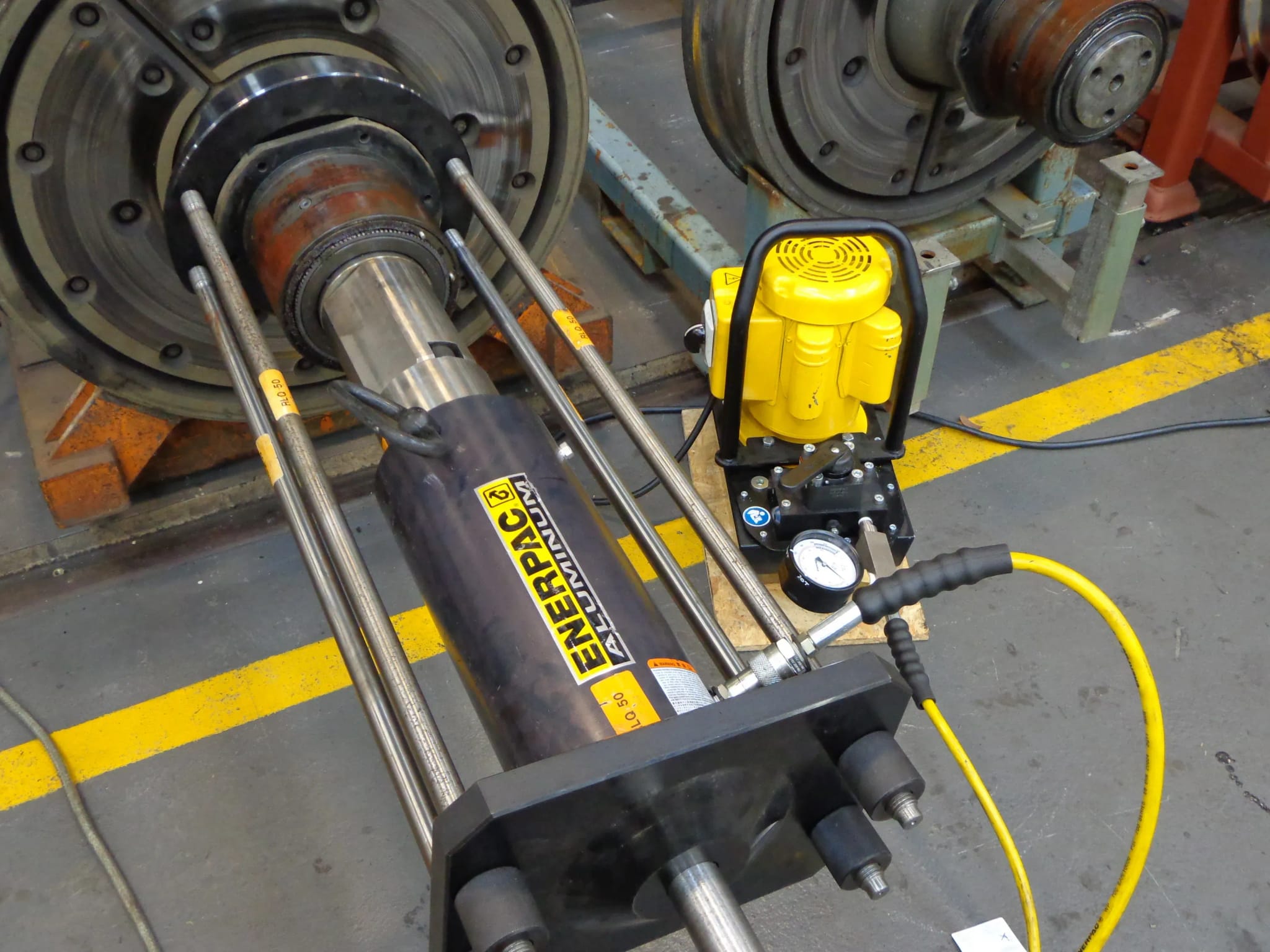 Enerpac Hohlkolbenzylinder im Einsatz.