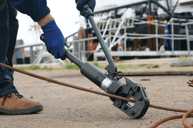 Schneidgerät beim dünnen Drahtseil schneiden.