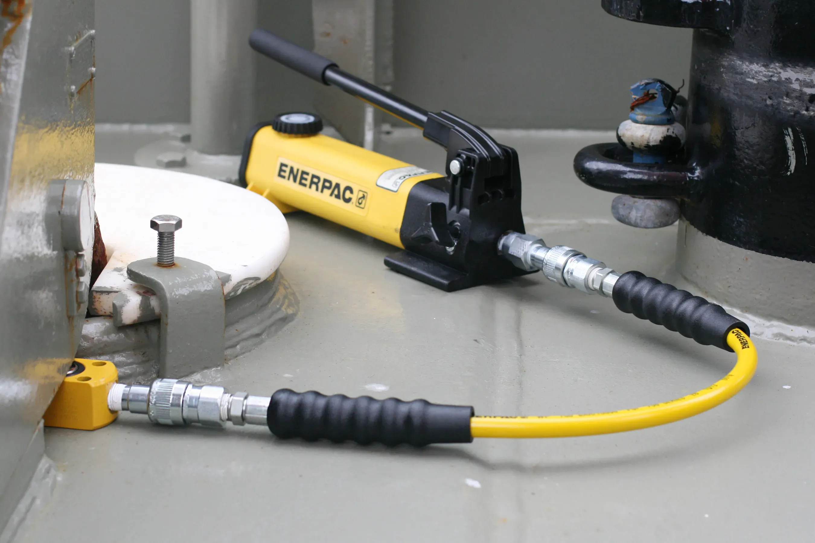 Flachzylinder in Kombination mit einer Enerpac Handpumpe.